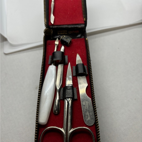 Vintage Gentleman Brush and Manicure Set Built In Zip Around Closure Leather - Picture 10 of 11